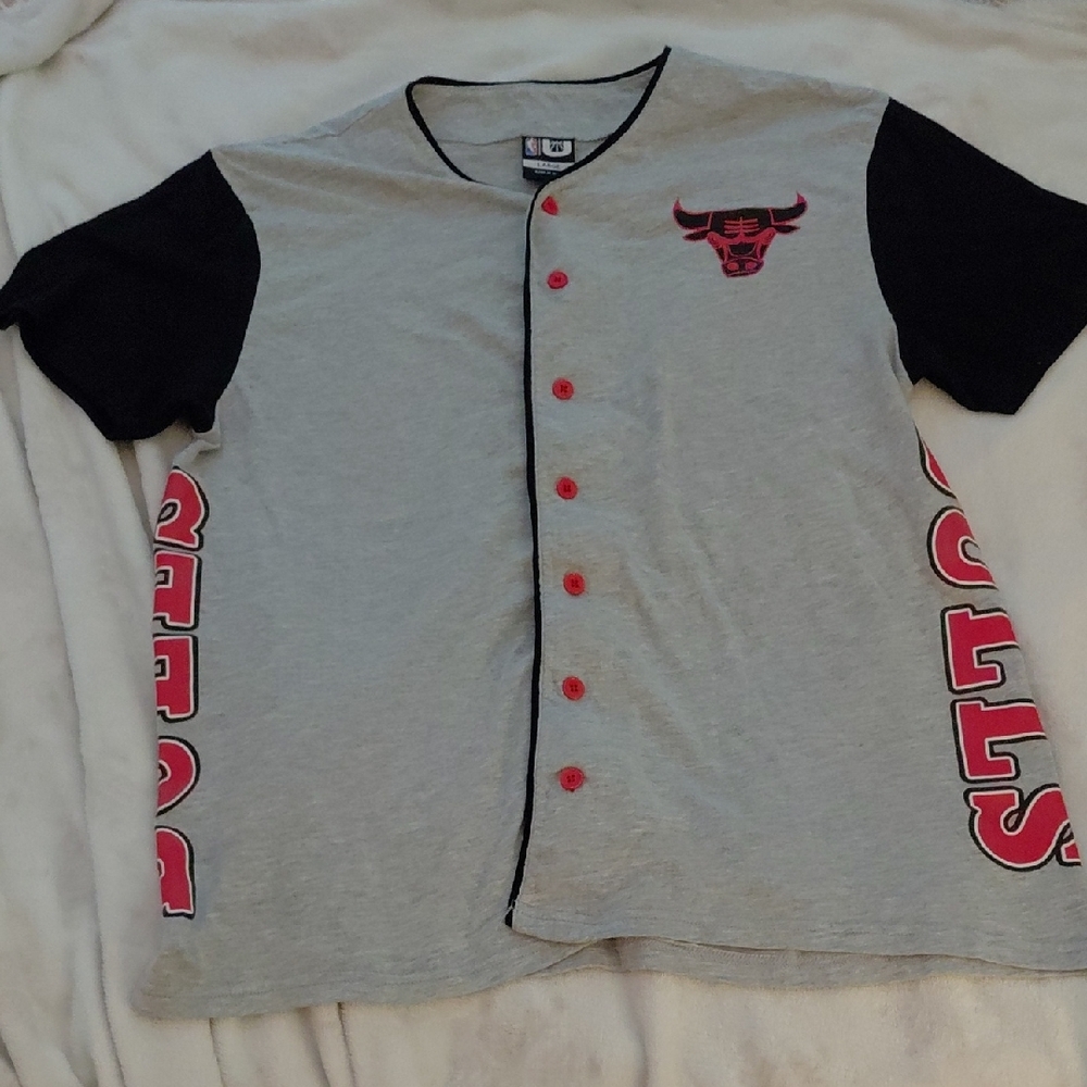 NBA Gray & Red Chicago Bulls Sleeveless Button-Up